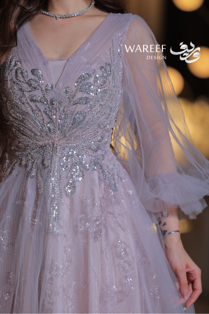 فستان سهرة لحمي طويل أوف شولدر أكمام شفافة مطرزة بالفضة