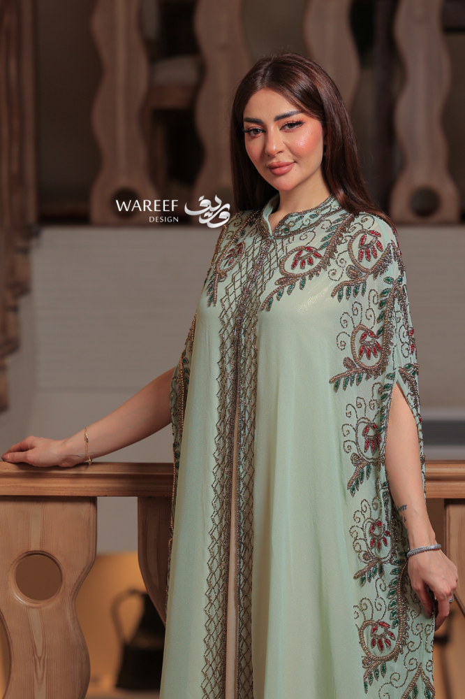 جلابية شيفون مطرزة بلون فستقي ناعم وقصة مستقيمة