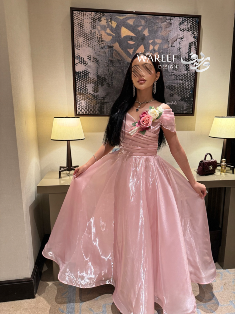 فستان سهرة وردي لامع بتصميم أوف شولدر وزهرة جانبية بارزة