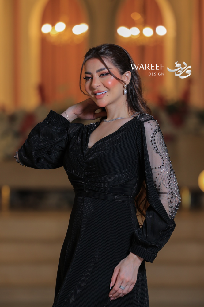 فستان سهرة أسود مزخرف بأكمام شفافة