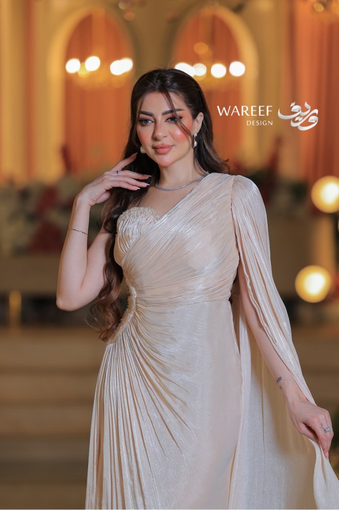 فستان سهرة بيج مزخرف بحزام لؤلؤي