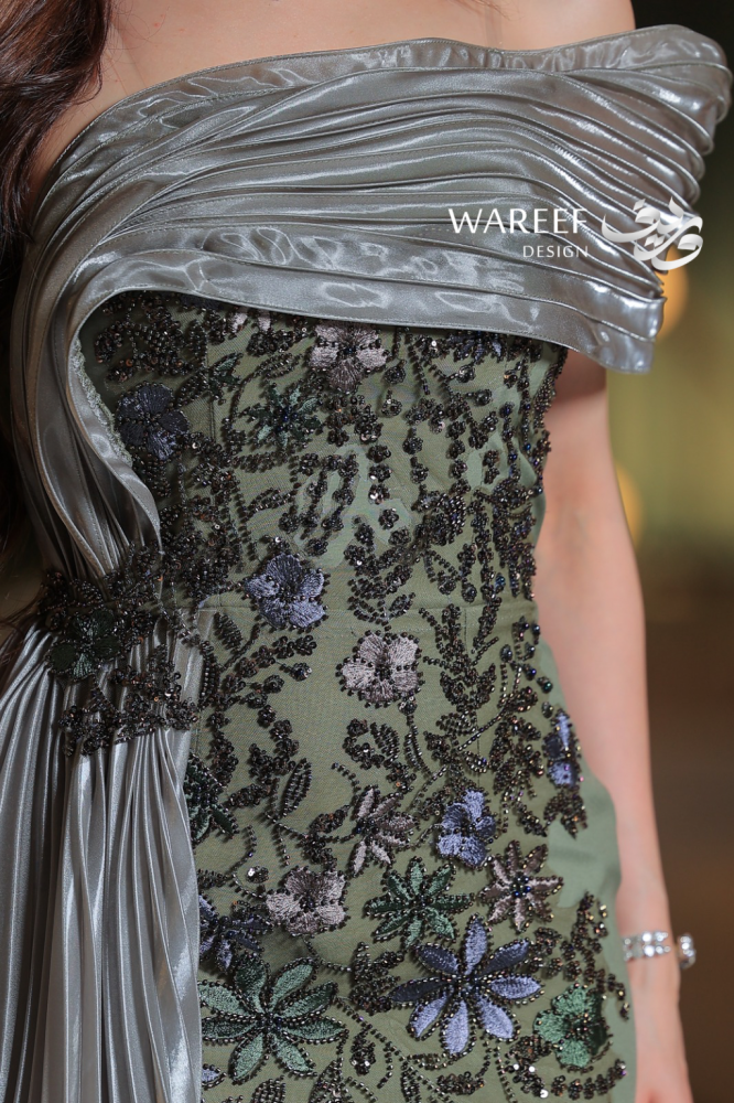 فستان سهرة زيتي طويل من التفتة والتول بتصميم وان شولدر مع ذيل مطرز وزهور يدوية