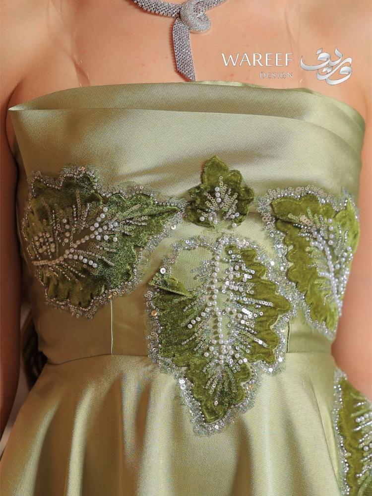 فستان سهرة باللون الاخضر الزيتوني مزين بتطريز جانبي