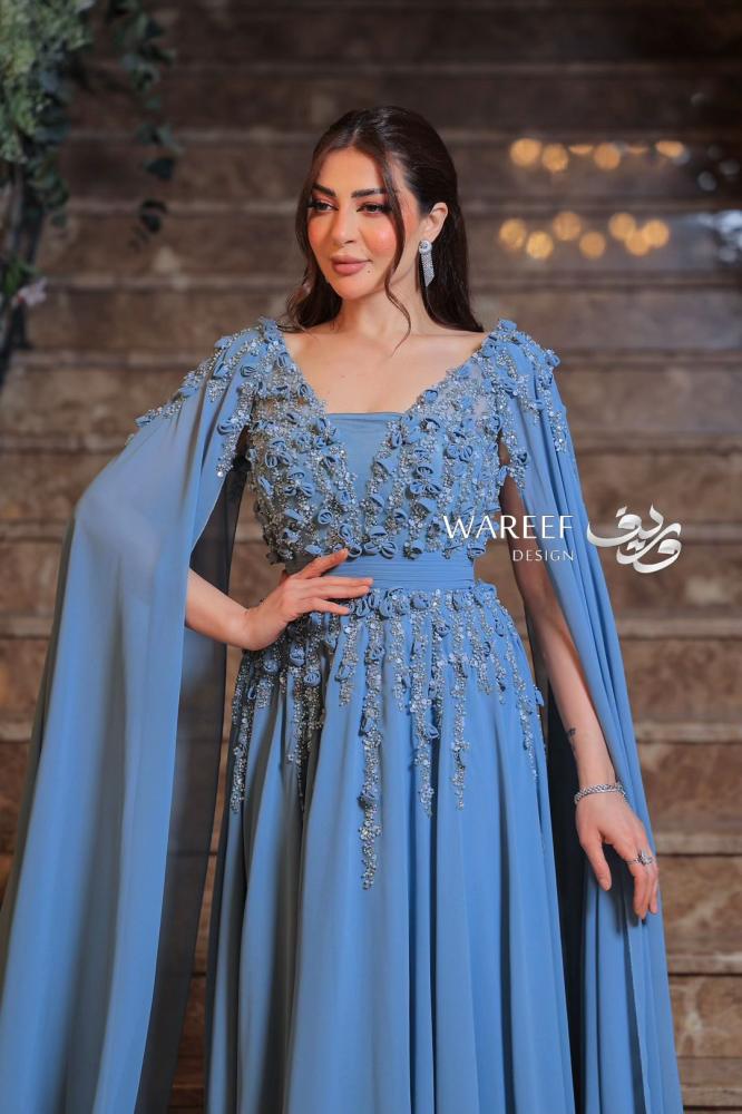 فستان سهره باللون الازرق مزين بالشك ورود
