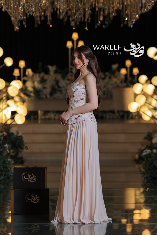 فستان سهرة بيج مطرز بالورود والخرز اللامع بتصميم كورسيه راقٍ وتنورة حريرية منسدلة