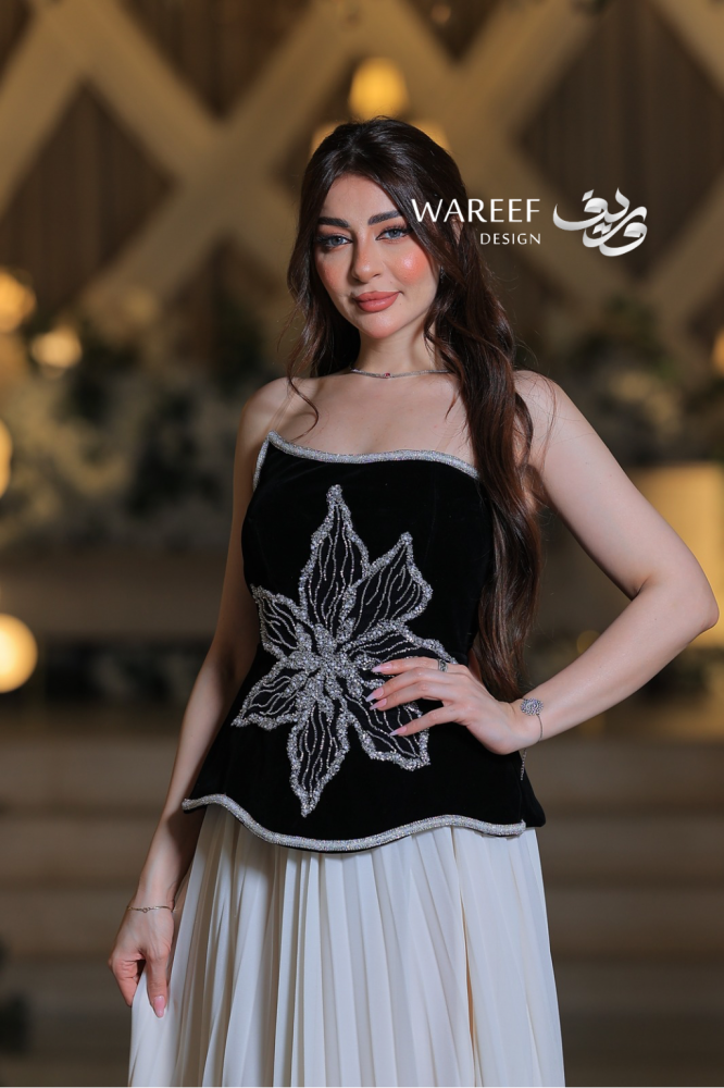 فستان سهرة طويل بتصميم أنثوي أنيق وتطريز زهري فاخر