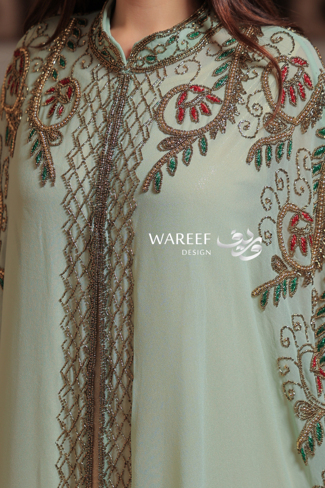 جلابية شيفون مطرزة بلون فستقي ناعم وقصة مستقيمة