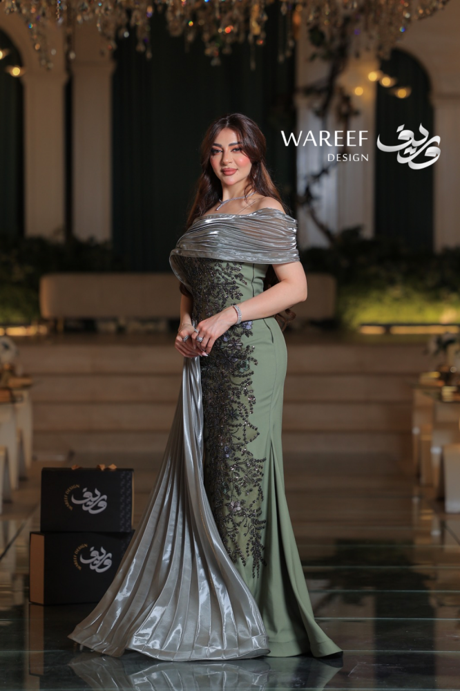 فستان سهرة زيتي طويل من التفتة والتول بتصميم وان شولدر مع ذيل مطرز وزهور يدوية