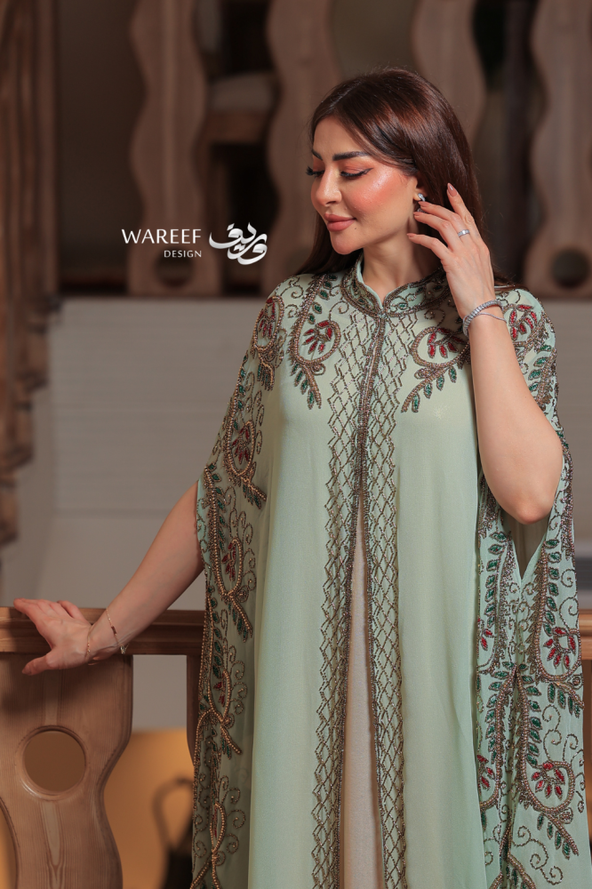 جلابية شيفون مطرزة بلون فستقي ناعم وقصة مستقيمة