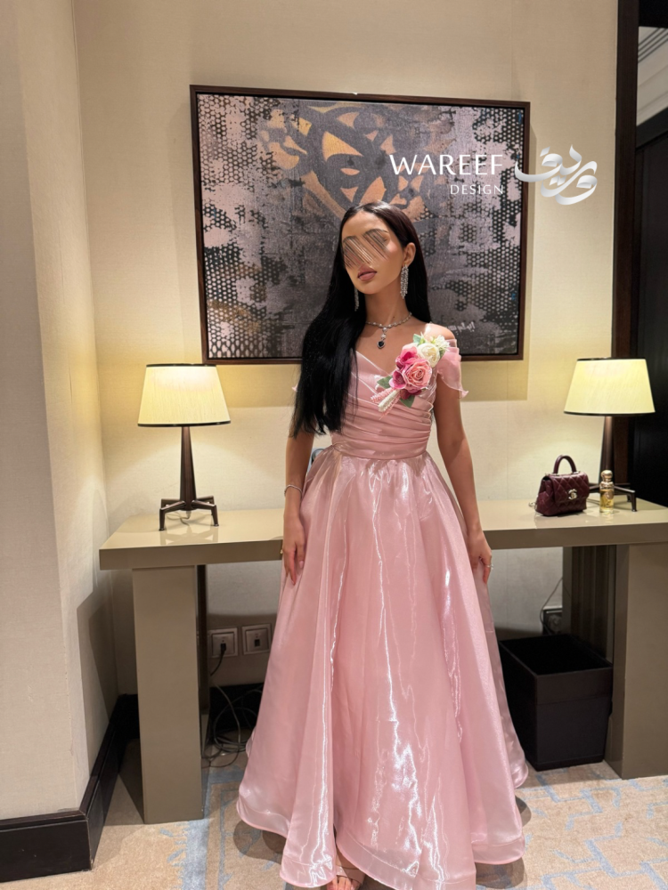 فستان سهرة وردي لامع بتصميم أوف شولدر وزهرة جانبية بارزة