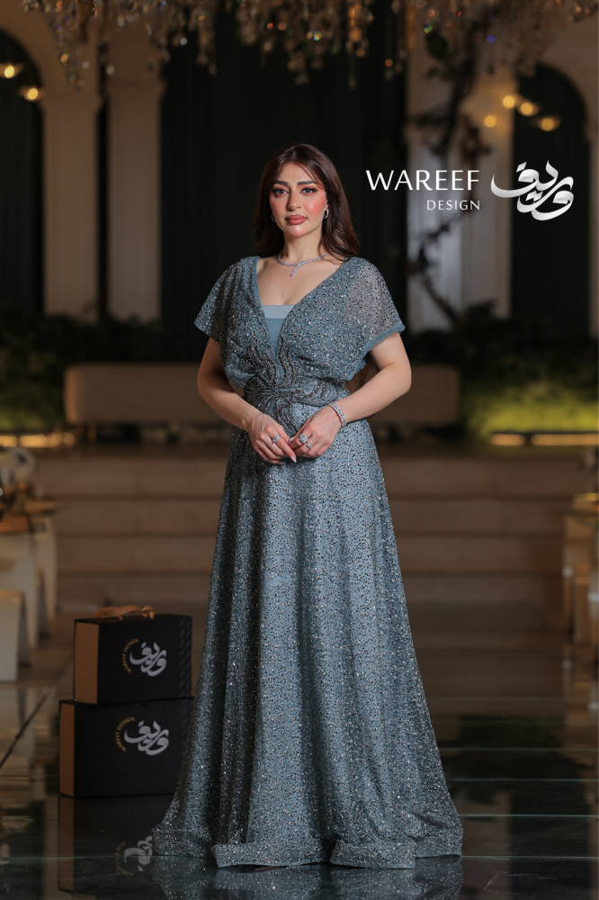 فستان سهرة ازرق طويل ون شولدر وقماش تول مطرز يدوي لامع وأكمام قصيرة ناعمة