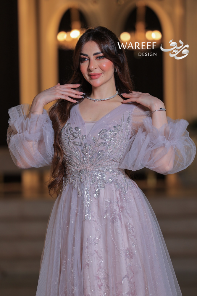 فستان سهرة لحمي طويل أوف شولدر أكمام شفافة مطرزة بالفضة