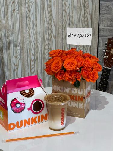أزهار مع قهوة من دانكن