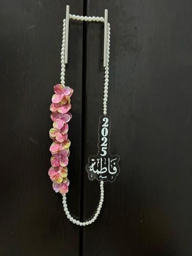 عقد تخرج مع ورد بالاسم وتاريخ التخرج