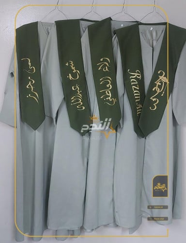 عباية تخرج بالاسم الاكثر طلب لون زيتي -متجر النجم
