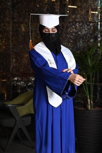 روب تخرج بالاسم عن تفصيل وتطريز مع سنه التخرج وشعار الدفعه