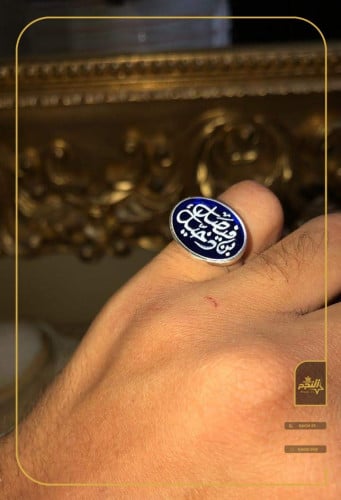 خاتم رجالي تفصيل ملكي بالاسم - ذو احجار ازرق غامق