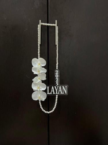 عقد تخرج لؤلؤ مع ورد بالاسم وتاريخ التخرج