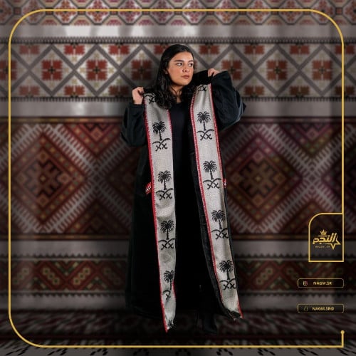 فروة طويل بنقشة السدو المتألقة