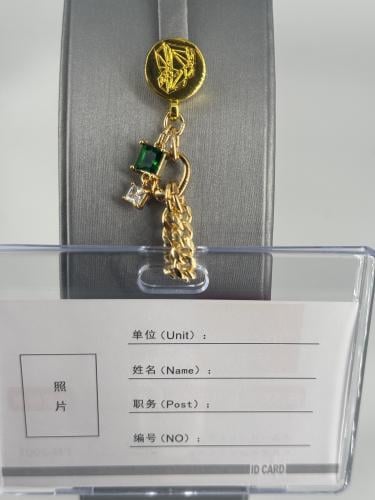 Id holderbrooch-gold&green