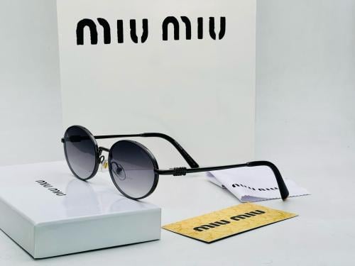 نظارات شمسية دائرية أنيقة من Miu Miu بإطار أسود وع...