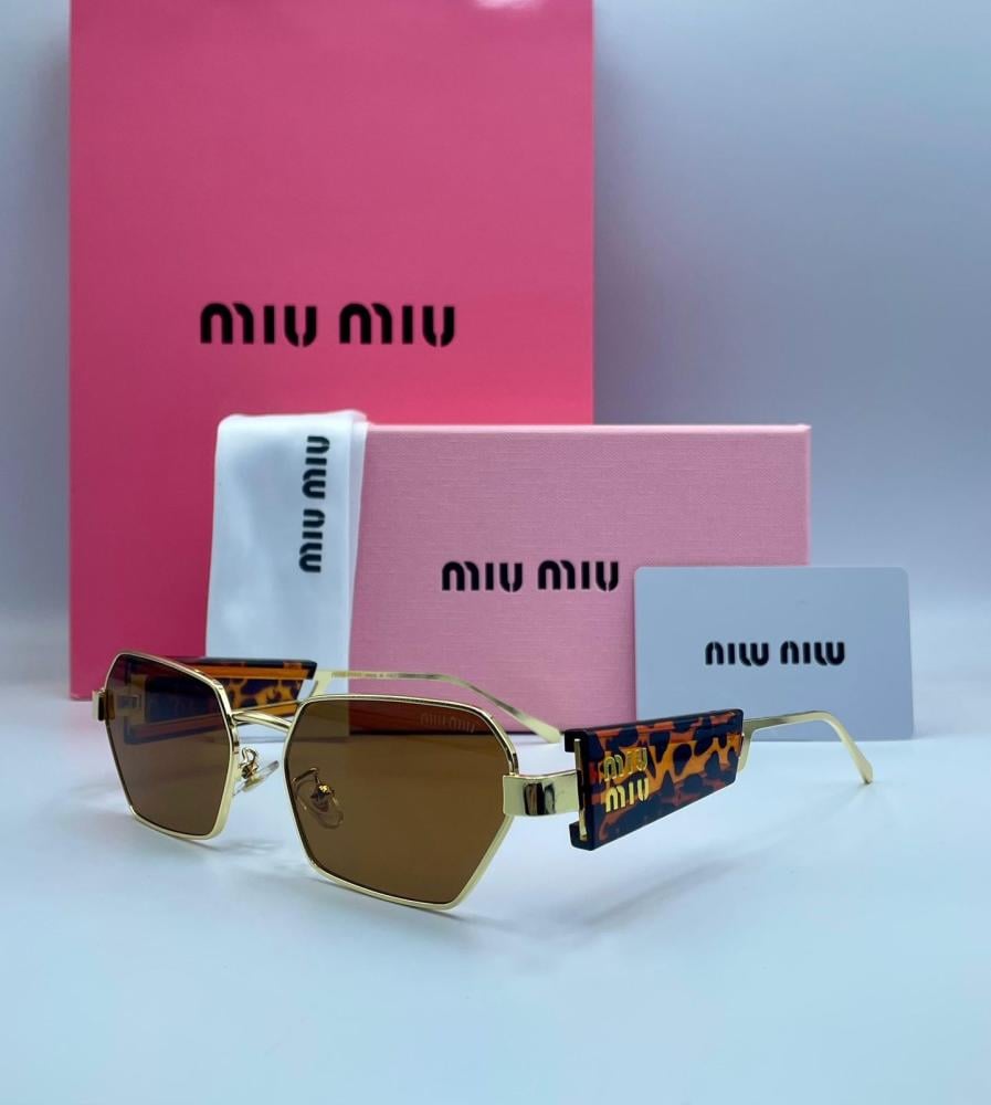 نظارات شمسية مربعة Miu Miu بإطار ذهبي
