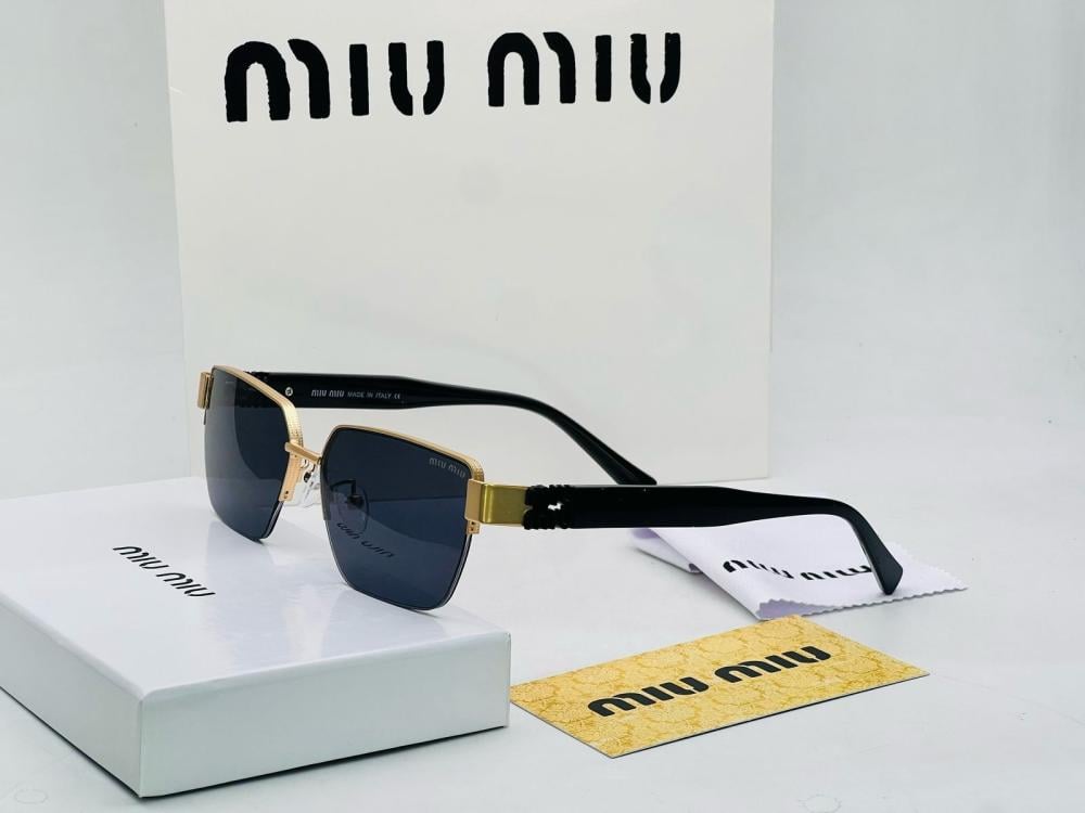 نظارات شمسية مستطيلة أنيقة من Miu Miu بإطار معدني وعدسات متدرجة.