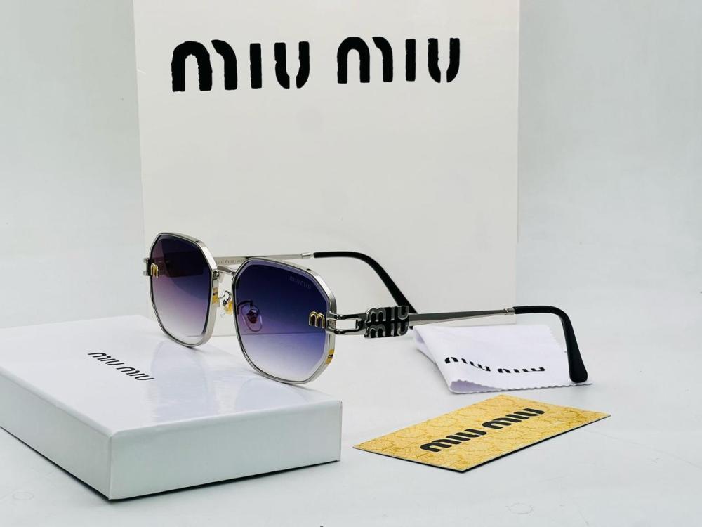 نظارات شمسية سداسية الشكل أنيقة من Miu Miu بإطار فضي وعدسات متدرجة باللون البنفسجي.