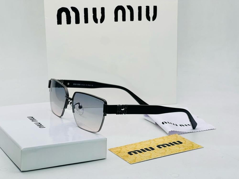 نظارات شمسية مستطيلة أنيقة من Miu Miu بإطار معدني وعدسات متدرجة.