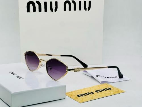 نظارات شمسية سداسية الشكل أنيقة من Miu Miu بإطار ذ...