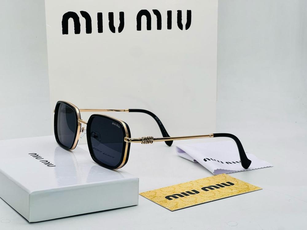 نظارات شمسية مربعة أنيقة من Miu Miu بإطار فضي
