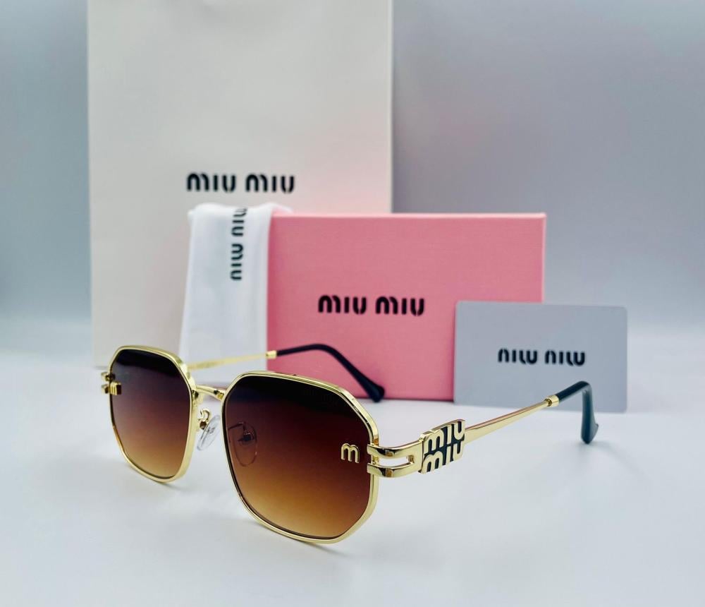 نظارات شمسية مستطيلة أنيقة من Miu Miu