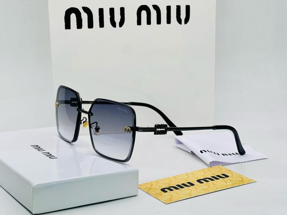 نظارات شمسية مربعة أنيقة من Miu Miu بإطار أسود وعدسات متدرجة.