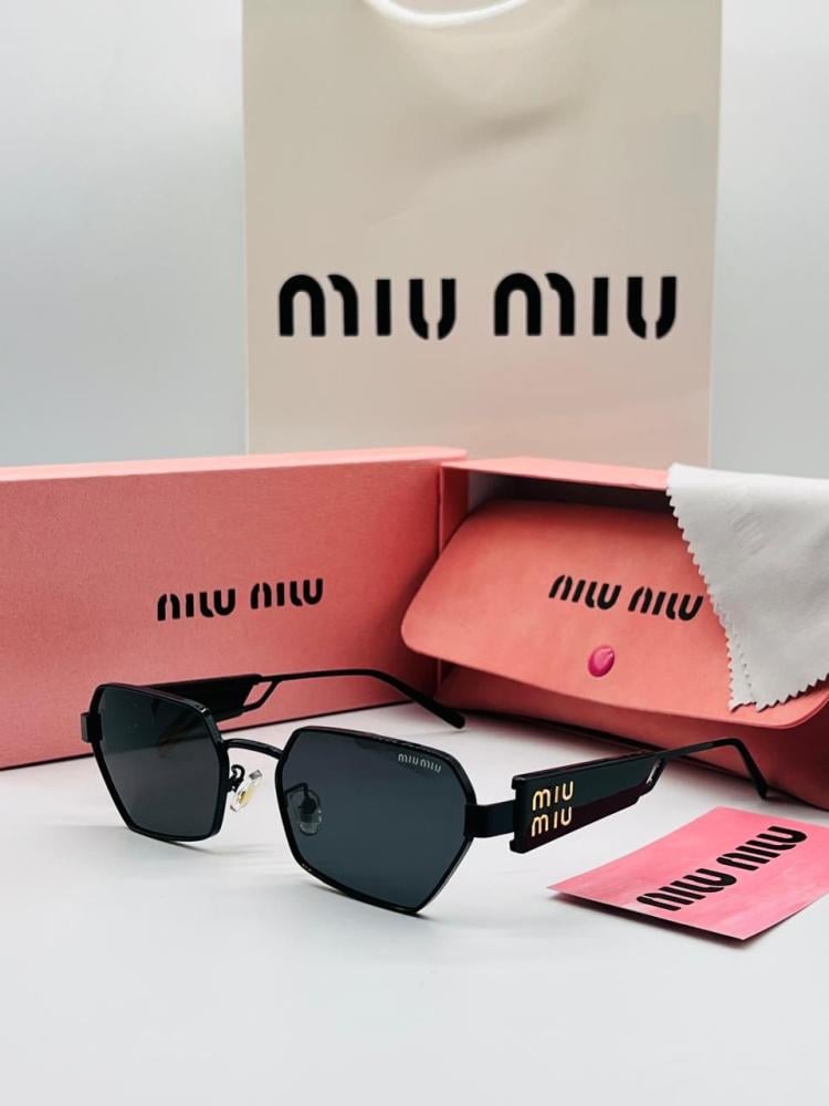 نظارة شمسية Miu Miu سوداء مع الملحقات