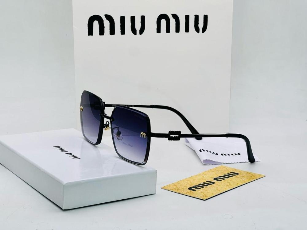 نظارات شمسية مربعة أنيقة من Miu Miu بإطار أسود وعدسات متدرجة.