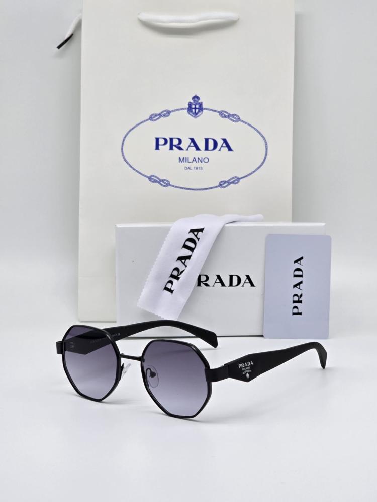 نظارة برادا لون اسود