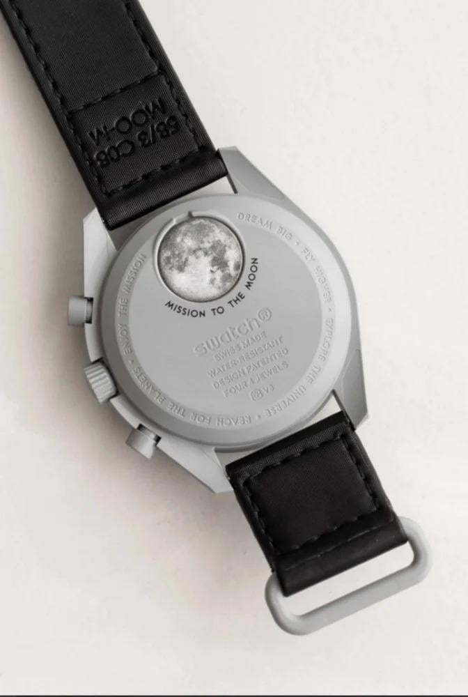 ساعة جلد اسود سواتش اوميغا