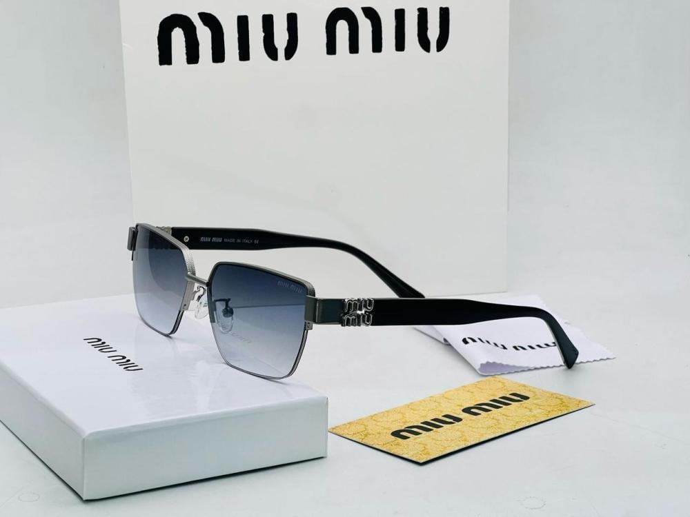 نظارات شمسية مستطيلة أنيقة من Miu Miu بإطار معدني وعدسات متدرجة.