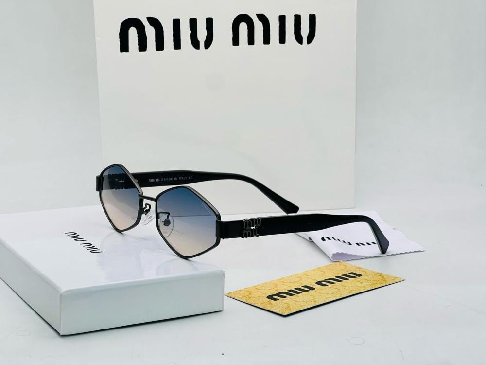 نظارات شمسية سداسية Miu Miu بإطار أسود وعدسات متدرجة