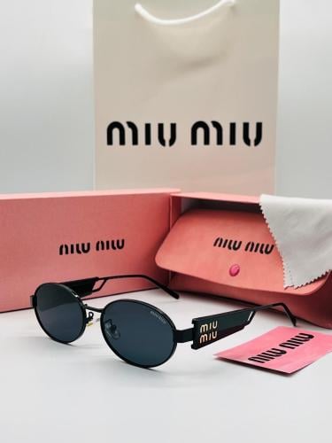 نظارة شمسية Miu Miu بإطار بيضاوي مع الملحقات