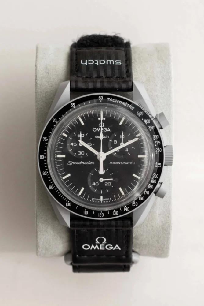 ساعة جلد اسود سواتش اوميغا