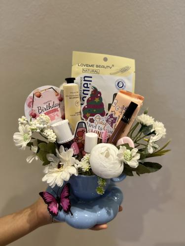 كوب مع باقه ميك اب