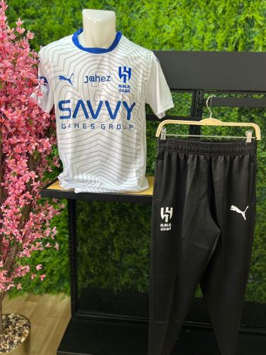 تيشيرت الهلال الأبيض مع بنطلون أسود