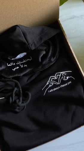 بلوفر ليحتضنك دائماً بدلاً عني - أسود