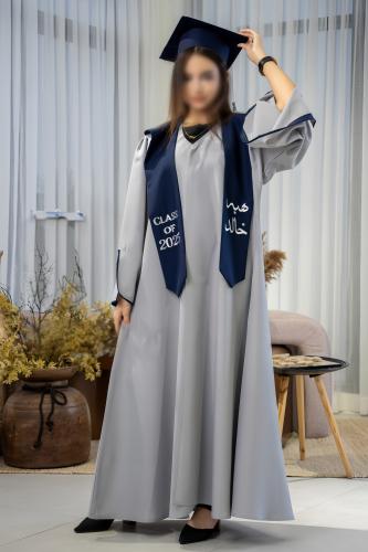 عباية تخرج 2025 لون رمادي مع وشاح لون كحلي