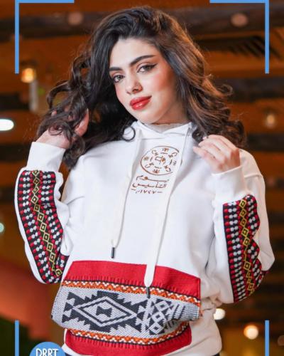 بلوفر يوم التأسيس مزين بالسدو