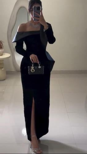 فستان أسود أوف شولدر بكم واحد وشق أمامي