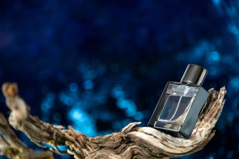 كيف تجعل عطرك يدوم لفترة أطول؟ | أسرار تثبيت العطر من Duval Perfumes