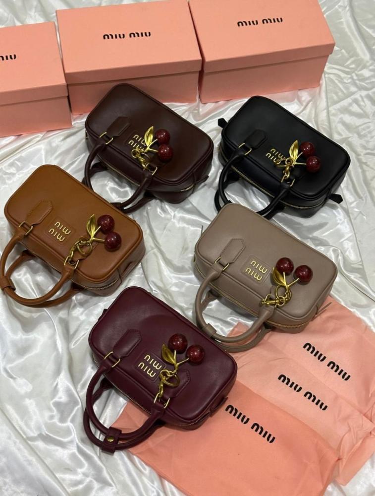شنطة ميو ميو الكرز - بني