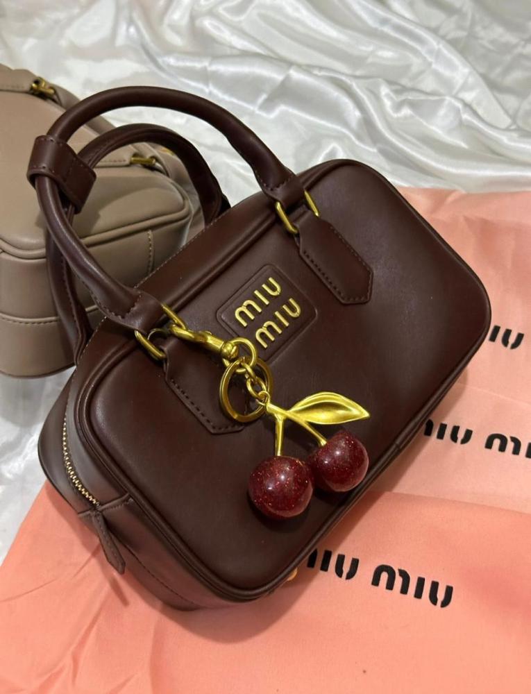 شنطة ميو ميو الكرز - بني